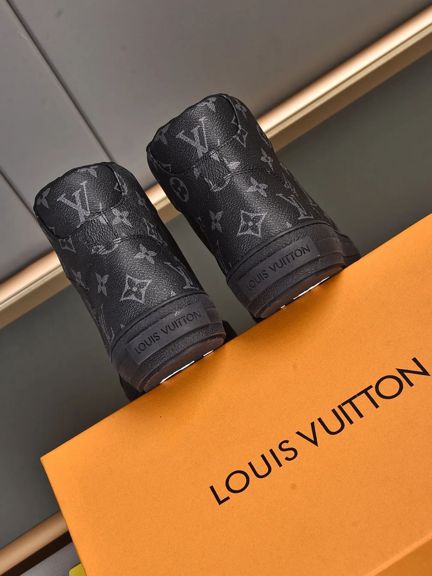💰💰💰P440 [Latest LV high-top model] New casual Korean-style men's shoes, new autumn and winter design, perfect workmanship, cabinet quality, upper PVC material, breathable mesh lining; soft and comfortable, original rubber outsole super light Wear-resistant, simple, versatile fashion men's shoes, bright colors Two colors available Size 38--44 (45 46 customized)